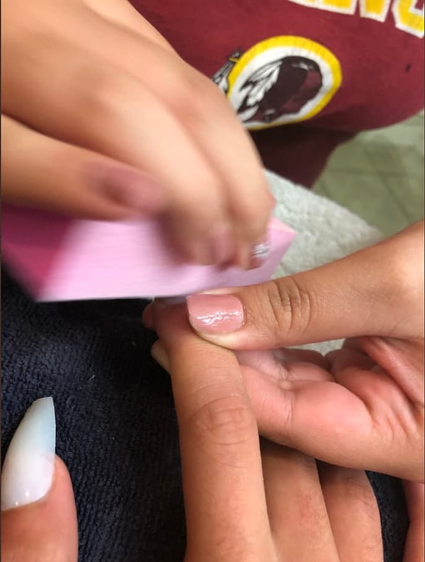 3. Лондон делает маникюр брату.