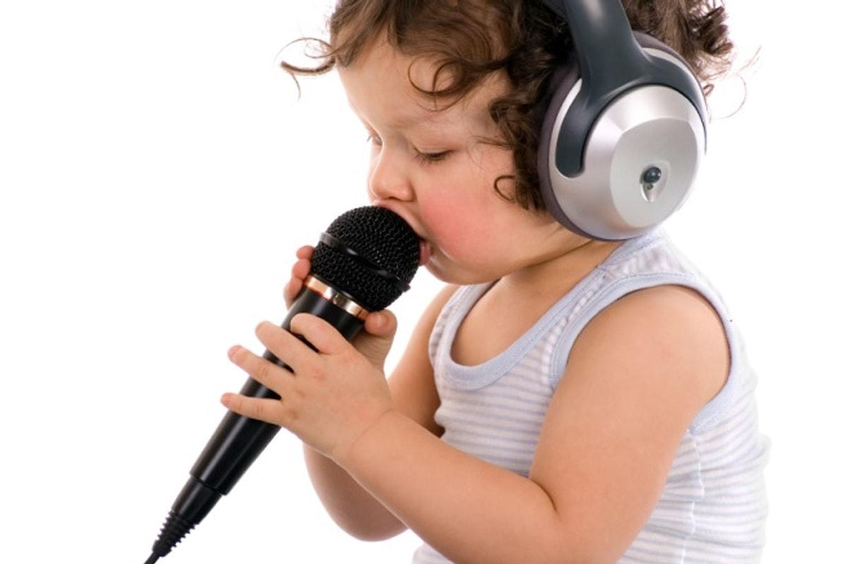 Включи дети петь. Ребенок с микрофоном. Дети поют. Малыш с микрофоном. Мальчик с микрофоном.