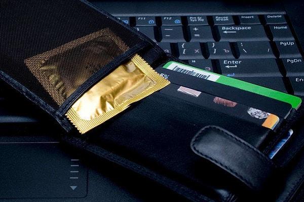 8. Prezervatifi cüzdanda taşımak iyi bir fikir.