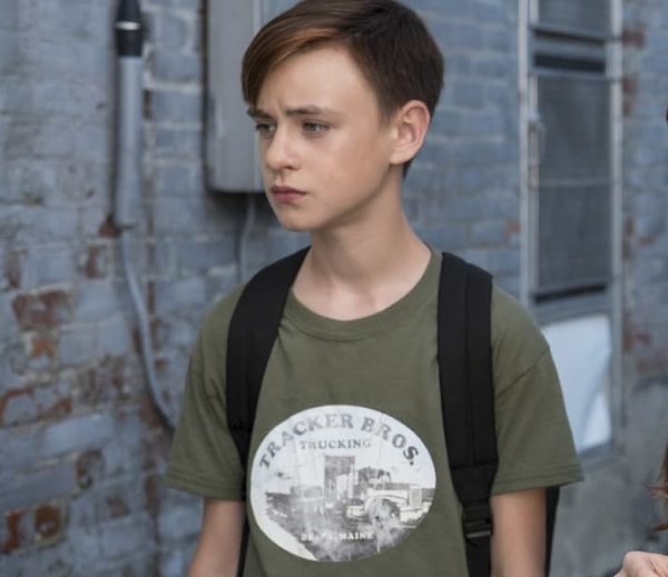 4. Футболка Билла с надписью "Tracker Brothers" отсылка к роману