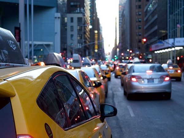 4. В каком городе машин больше, чем людей?