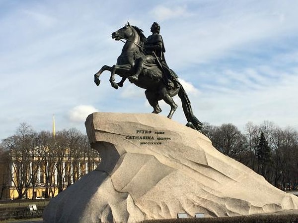 8. Какое значение имеет памятник всадника на коне, вставшем на дыбы?