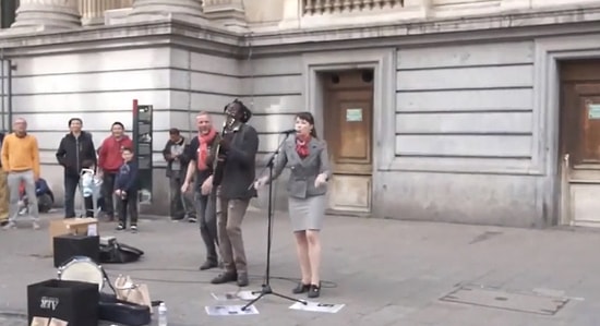 Bob Marley Şarkısı Söyleyen Sokak Sanatçısına Eşlik Eden Kadından, Dünyayı Güzelleştiren Muhteşem Anlar