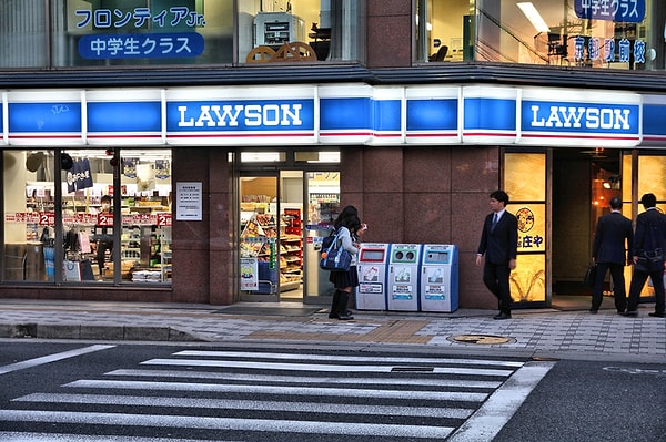 Например, "Lawson Inc.", 24-часовая торговая сеть, полностью запретила курение в своей штаб-квартире и во всех региональных отделениях.