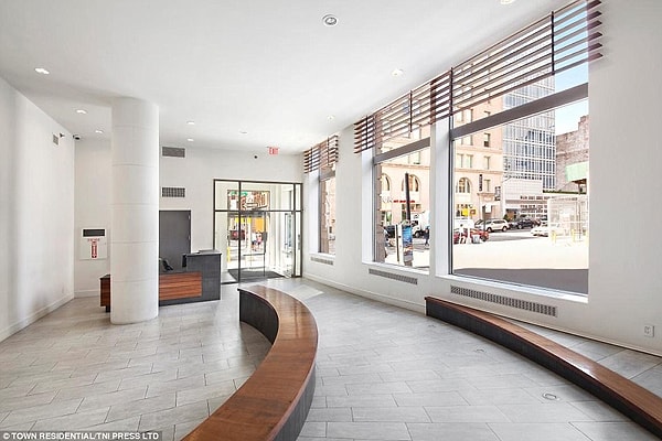 На нижних этажах есть еще две спальни, и одна комната для гостей или служащих.