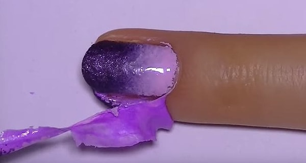 4. Если вы делаете градиентный маникюр, намажьте кожу вокруг ногтя обычным клеем ПВА, а затем просто снимите его плёнкой.