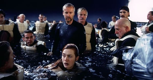 8. Сцены в воде снимались в бассейне, глубина которого была всего один метр, а вода в нем была теплой. Звучит не так драматично, не так ли?