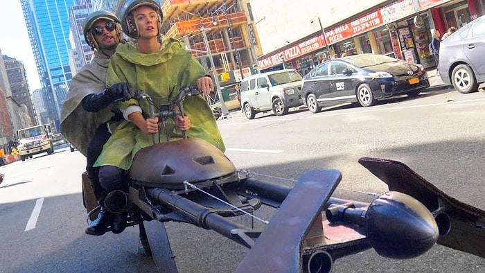 Motosikleti Star Wars'un Speeder Bike'ına Dönüştürerek New York Sokaklarında Gezdiler