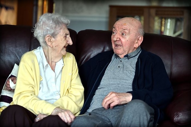 Ada Keating, 98 yaşında, oğlu olan Tom ise 80 yaşında. Bu hikayeyi ilginç yapan kısım ise anne Ada’nın oğlu Tom’la ilgilenebilmek için aynı bakımevine taşınmış olması!