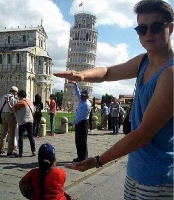 3. Фото с пизанской башней, издание 3017 года!