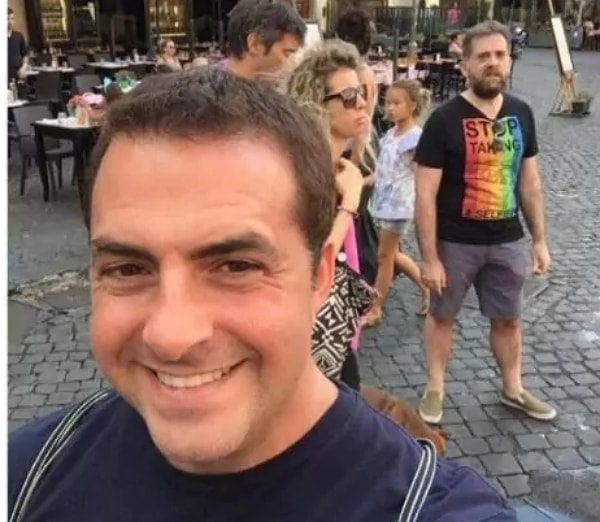 5. А этот смельчак делает селфи с мужчиной, надпись на майке которого гласит: "Хватит делать селфи" 😯