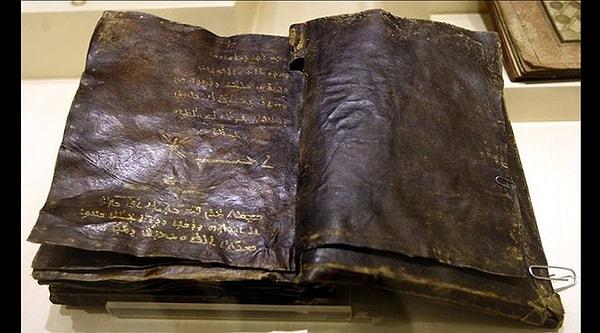 Komplo teorilerinin büyük bir kısmına göre, kazıda Roma Katolik Kilisesi tarafından yasaklanan Barnabas İncili bulundu.
