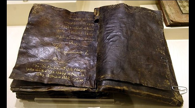 Komplo teorilerinin büyük bir kısmına göre, kazıda Roma Katolik Kilisesi tarafından yasaklanan Barnabas İncili bulundu.