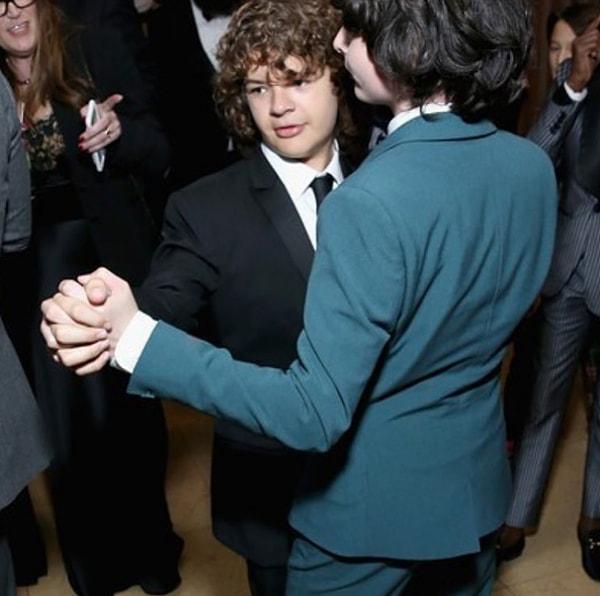 22. Finn ve Gaten'ın romantik bir dansı da var, Finn bunu Gaten'ın doğum gününü kutlamak için attı Instagram'a.