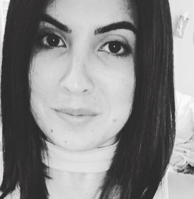 Geçtiğimiz günlerde bir kadın vajina salgısının afrodizyak parfüm olarak kullanıldığında erkekleri çekip çekmeyeceğini denemek istedi.