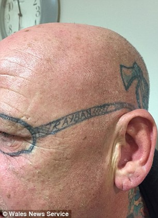 Üstelik gözlüklerin kenarına 'Rayban' yazmayı da ihmal etmemişler. Arkadaş kurbanı şanssız adam adının belirtilmemesi şartıyla röportaj verdi.