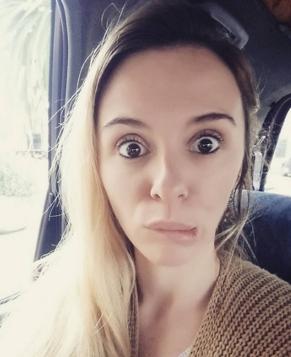 А вот кстати и сама художница — Виви Мак. Ну что, какие у вас остались впечатления от работ талантливой француженки?