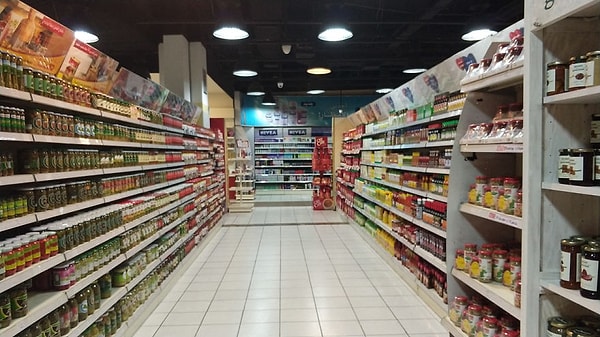 12. Хорошо снабженные продуктами местные супермаркеты