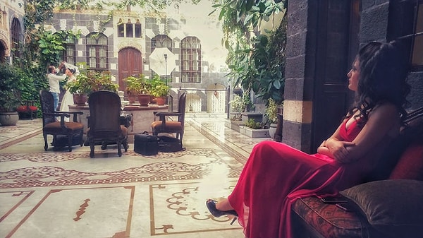 18. Прекрасная девушка наблюдает за свадебной фотосессией