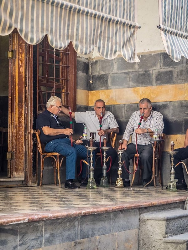 33. Местные мужчины курят кальян