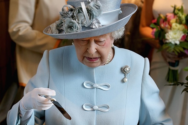 8. Королева часто ест из пластиковой посуды