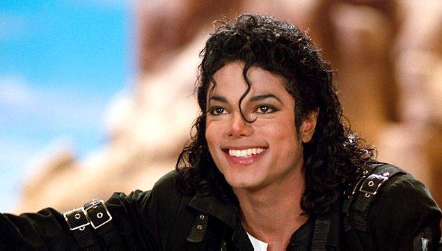 13. Michael Jackson bir alışveriş merkezini kapattırdı ve tanıdığı insanları oraya çağırıp orada alışveriş yapıyormuş gibi davranmasını sağladı.