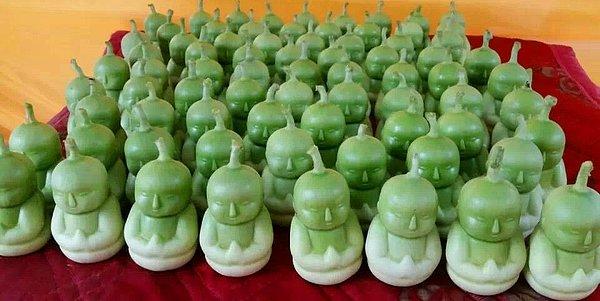6. Xianzhang, arka bahçesinde yetiştirdiği 10,000'den fazla Buddha armudunu yaklaşık 8 $'lık bir ücrete satıyor.