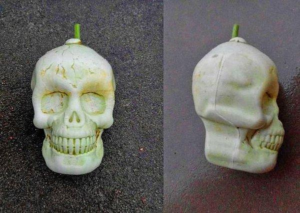 22. Kafatası şekli verilmiş bir meyve.