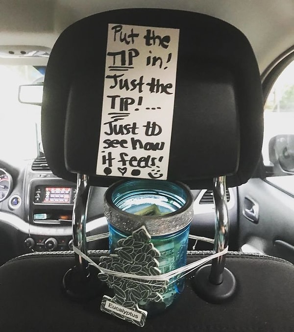 19. «Оставьте чаевые! Опустите сюда деньги и просто почувствуйте, какого это - оставлять на чай!» 👍