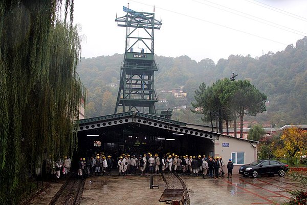 24.00-08.00 vardiyasında çalışan işçiler, sabah mesaileri bitmesine rağmen yer üstüne çıkmadı.