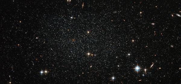 5. "The Great Attractor, yaklaşık 147 milyon ışık yılı uzaklıkta bulunan ve içinde yer aldığı yaklaşık 500 milyon ışık yılı mesafedeki her şeyi kendine çeken gizemli bir kütledir. Ne olduğunu tam olarak bilmiyoruz, ancak kütlesinin Güneş'imizin yaklaşık 10 katrilyon katı olduğunu biliyoruz. Bu, şimdiye kadar keşfedilen en büyük kara delikten veya en büyük galaksiden yüz binlerce kat daha fazladır."