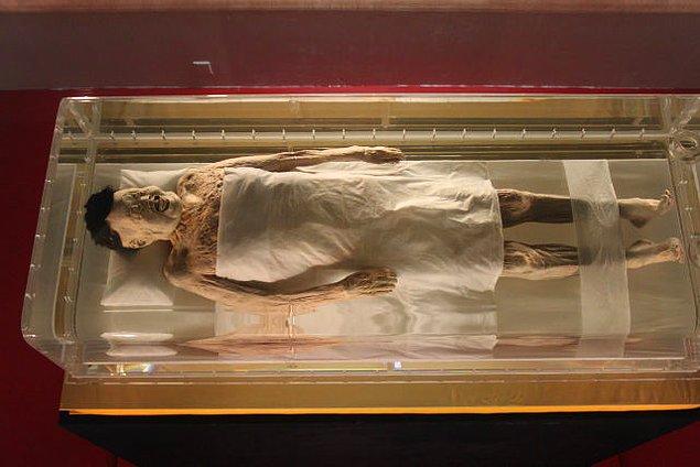 5. This woman's body, discovered 2000 years after her death, was covered in a mysterious liquid that is still completely unknown to the world of science. People believe it's one of the most well-preserved bodies we've ever experienced.