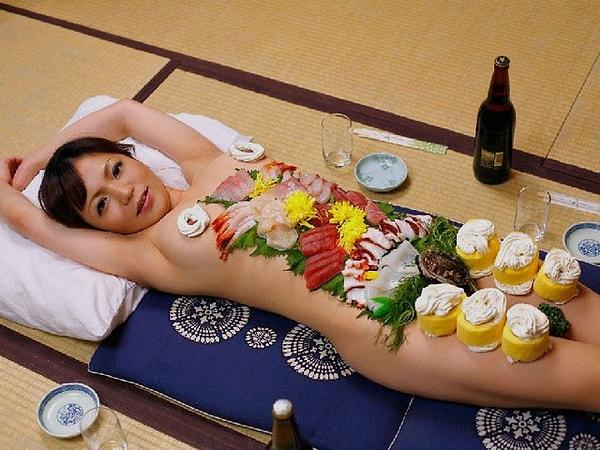 Tabii ki Dünya'nın en ilginç ülkelerinden Japonya'da da nudist restoranlardan var. Olmasa şaşardık zaten.
