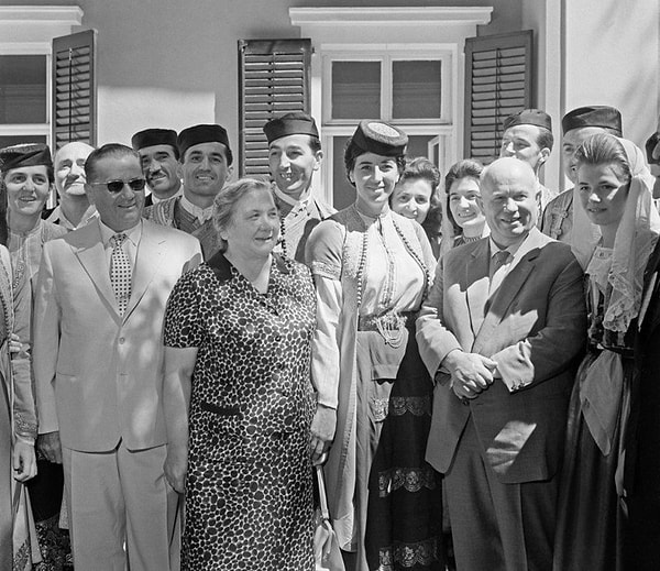 На самом деле "родственница из деревни" говорила на трёх иностранных языках и была довольно коммуникабельным и обаятельным человеком.