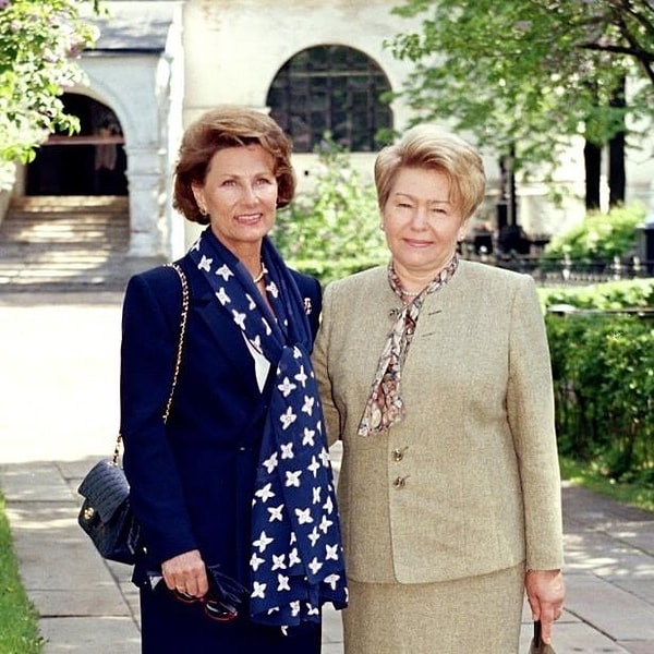 4. Нина Ельцина - скромная женщина, и это можно понять по её стилю. Вот она на фото с королевой Норвегии.