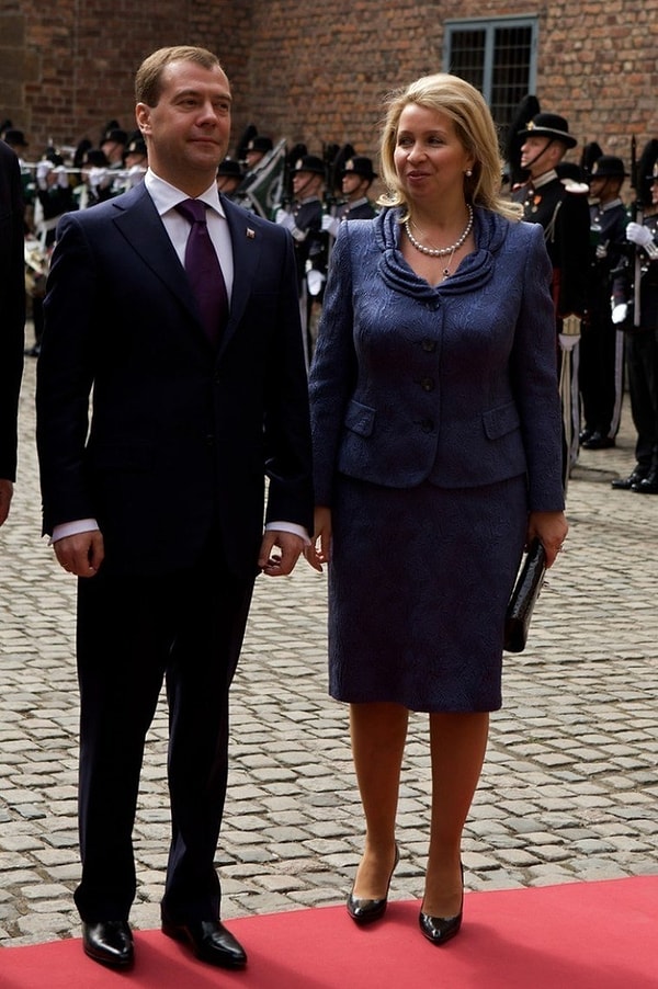 6. Светлана Медведева, жена Дмитрия Медведева, как и Людмила Путина, любит сияющие ткани, и неважно, что они визуально добавляют фигуре лишних килограммов.