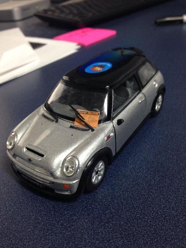 13. "Ofisteki toplantı odasına dekorasyon olarak bu oyuncak arabayı bıraktım. Birisi minyatür park cezası yazmış."