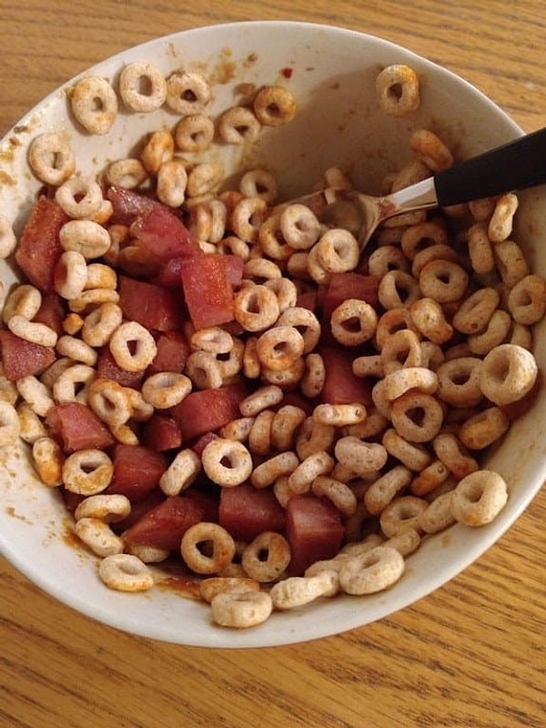 2. Кукурузные колечки + сосиски - молоко = 😫