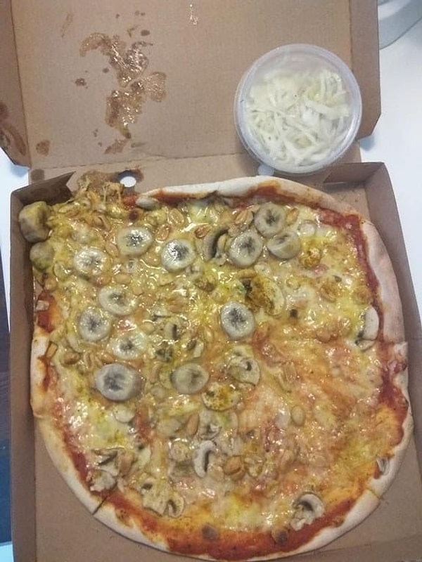 4. Думаете, что вас уже ничем не удивить? Тогда как вам такая пицца с бананами, сыром, грибами, орешками и карри?!