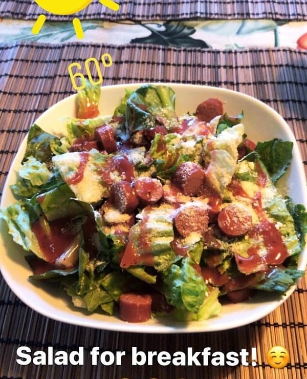 7. Салат с сосисками и клубничным соусом :) Ну это еще куда ни шло...