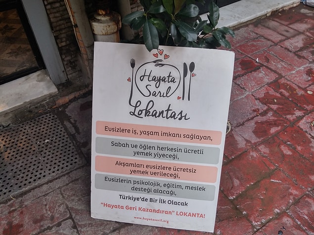 Ayşe Tükrükçü bugün, kendi hikâyesinden yola çıkarak evsiz insanların hayatlarını aydınlatıyor.
