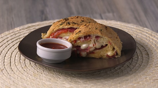 После такого рулета с колбасой и сыром голодные обмороки в офисе вам не грозят!