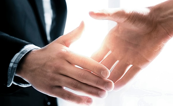 11. При рукопожатии передаётся больше микробов, чем при поцелуе.