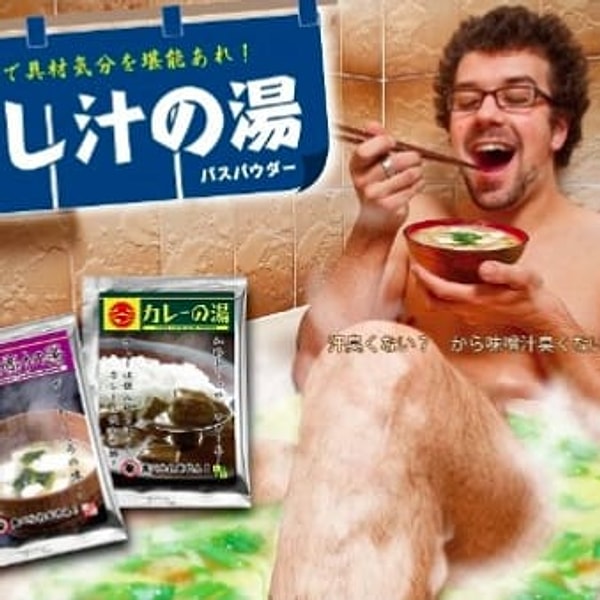 8. Оказывается, у партнера KFC, Village Vanguard, это не первый опыт создания необычной продукции для принятия ванн. Они уже выпускали тальк для тела с ароматами рамена и пиццы