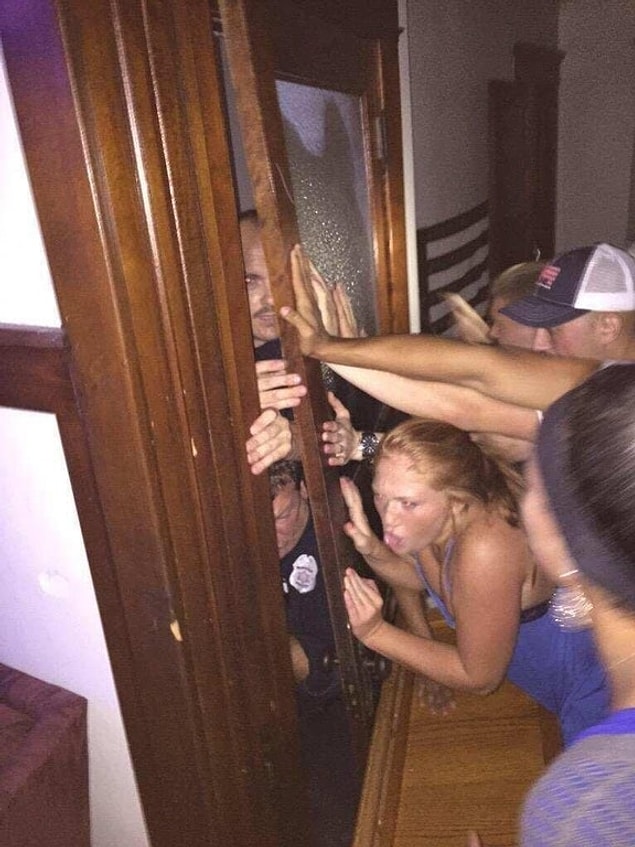 19. Polislerin girişine izin vermeyen parti sevdalıları...