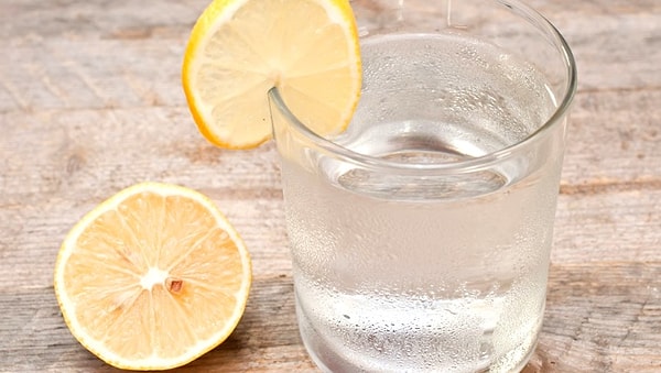 2. Вода с лимонным соком