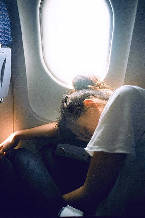 3. Поза явно не самая лучшая, ведь вы же не хотите получить растяжение и страдать всю оставшуюся поездку?