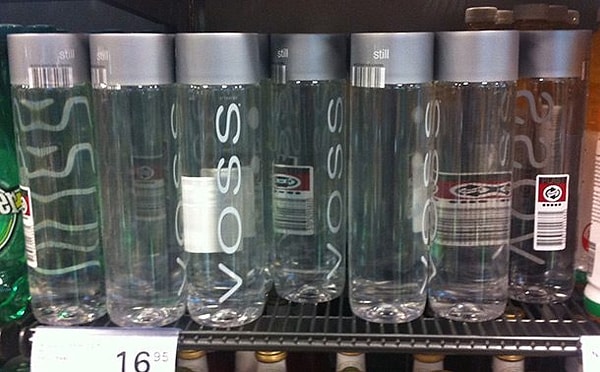 4. Богачи могут пить только бутилированную воду самых дорогих марок, объясняя это тем, что у них... ВНИМАНИЕ: аллергия на проточную воду😯