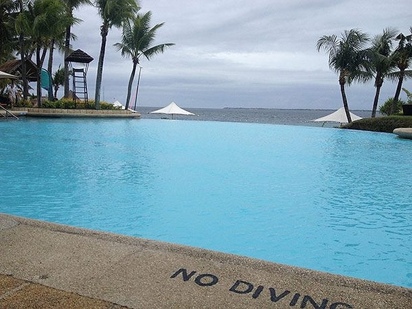 5. То чувство, когда цвет воды в инфинити-бассейне не совпадает с цветом воды в океане.