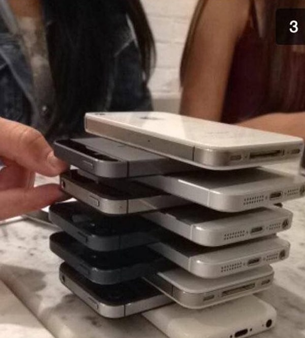 13. Если под рукой нет оригинальных блоков для игры в Дженгу, богачи используют айфоны...